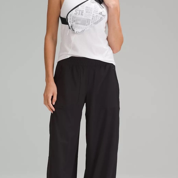 lululemon Everywhere Belt Bag in Manifesto Print WHT/BLK 1 L - Picture 2 of 6